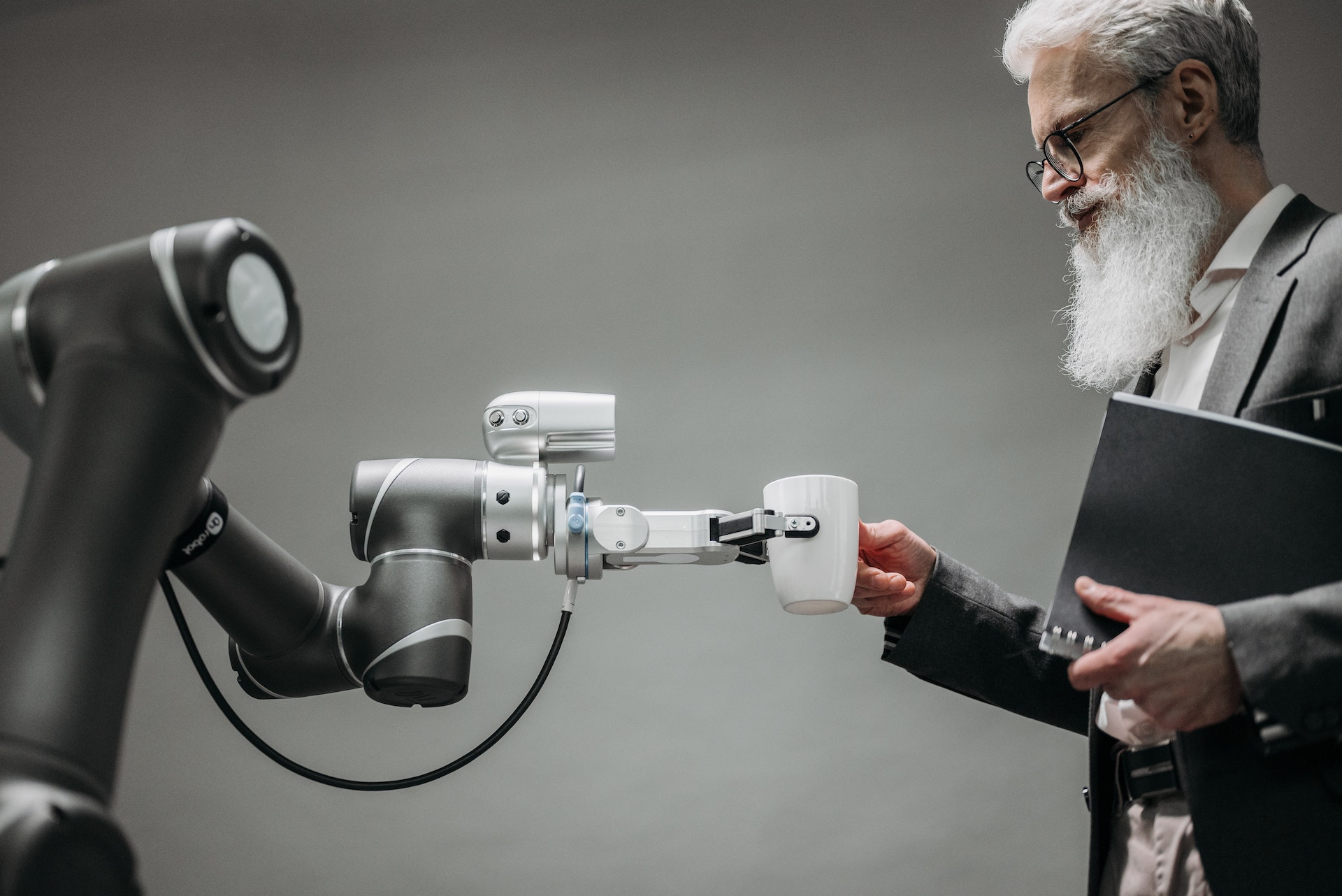  A robot arm using artificial intelligence to interact with a man